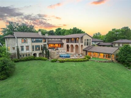 8 Meadowlake Drive